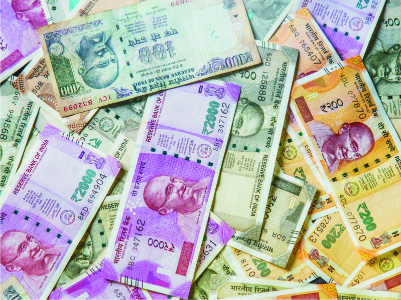 पानी के पाइप से हुई पैसों की बरसात