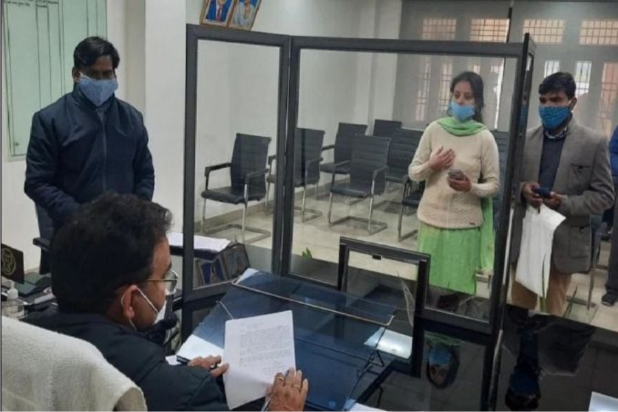 अनोखी गुहार - युवती ने डीएम से कन्यादान में मांगी सड़क, डीएम हैरान