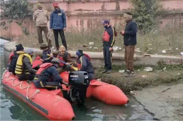 प्रेम संबंधों के चलते बच्चों को नहर में फेंका
