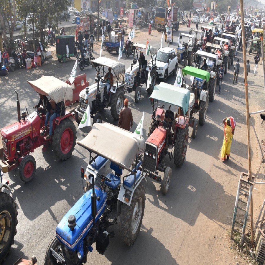 किसानो ने सिंधु बाॅर्डर पर बैरिकेड्स तोड़ा