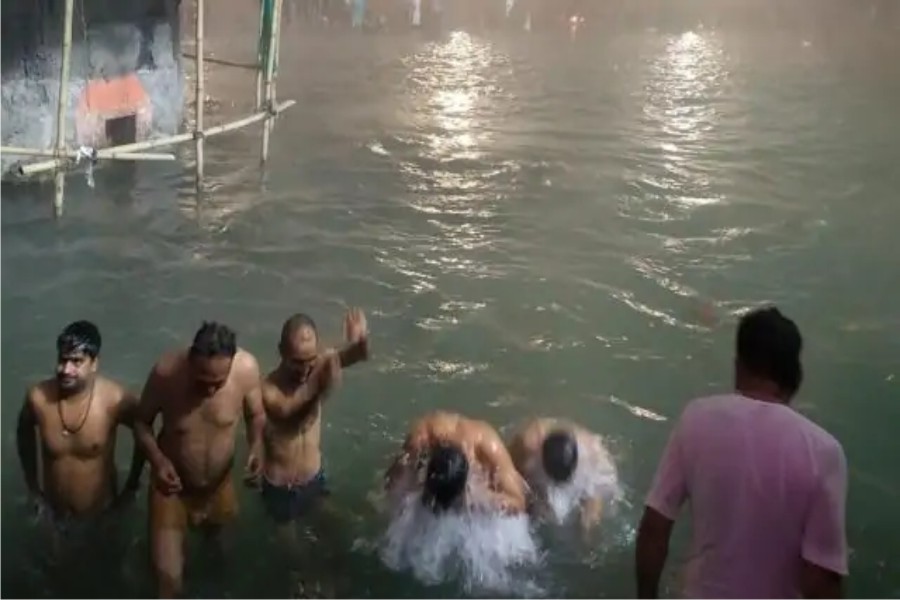 ठंड के बावजूद लोगों ने ने लगायी गंगा में डूबकी