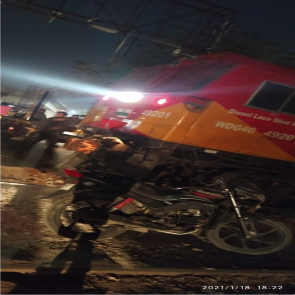 शंटिंग के दौरान इंजन पटरी से उतरा
