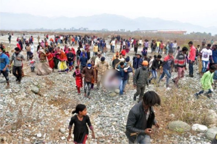 डम्पर ने मासूम बच्चे को रौंद, लोगों ने जमकर किया बवाल