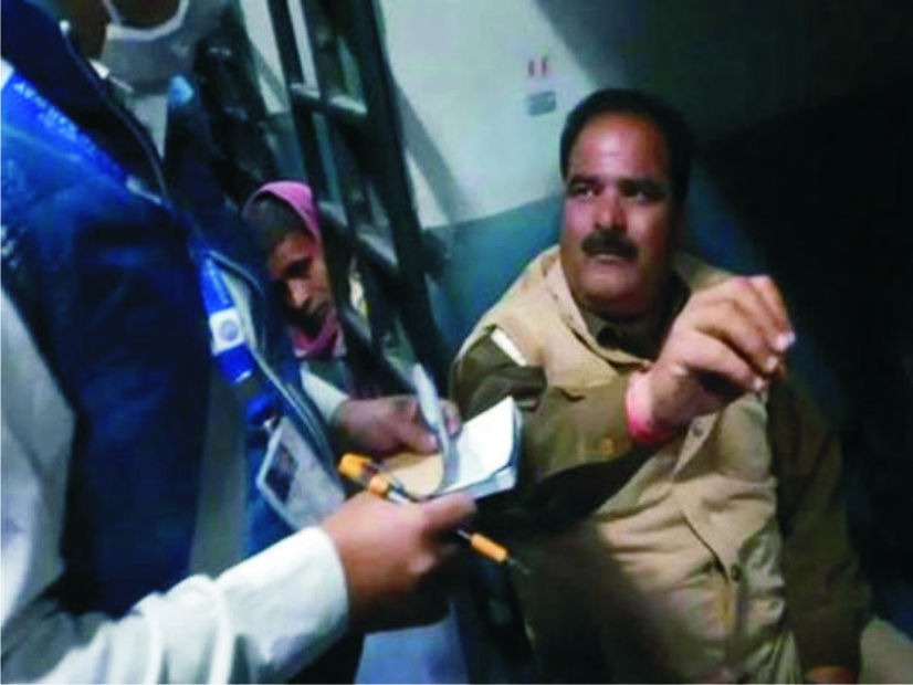 ट्रेन में पुलिस कर्मियों ने टीटीई को जमकर हड़काया