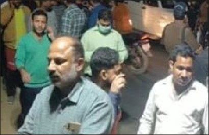 परिवार सहित नहर में समा गई कार