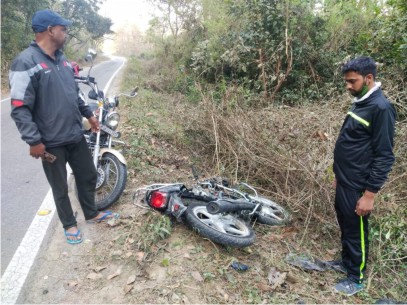 बाइक सवार पर हार्थियों ने बोला हमला