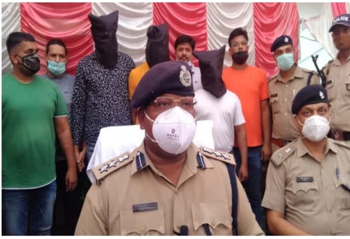 ज्वेलरी शोरूम पर हुई दिनदहाड़े दो करोड़ की लूट का खुलासा