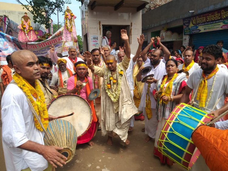 गिरिराज में निकली संतो की शोभा यात्रा