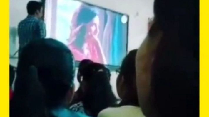 गुरू पढा रहे एलईडी पर क्लास, तभी बच उठा रोमांटिक गाना देखे फिर क्या हुआ