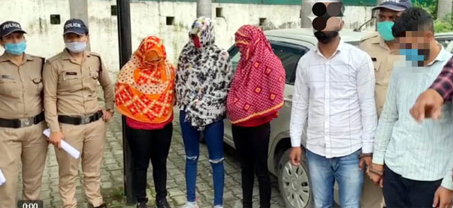 देहव्यापार कार्य करते तीन युवतियां व दो युवक गिरफ्तार