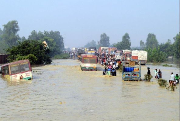 बैराज से छोडे पानी से रामपुर में कहर, पहली बार गांधी समधि पहुंचा पानी