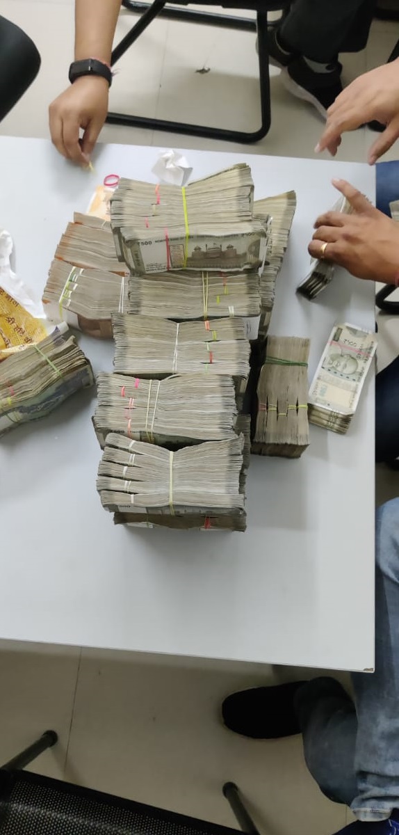 मेट्रो में यात्रा के दौरान एक शख्स से 58 लाख रूपये बरामद