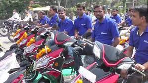 कारोबारी ने सभी कर्मचारियों को इलेक्ट्रिक स्कूटर गिफ्ट किये