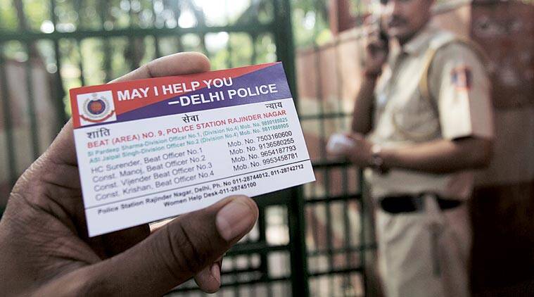 नई पहल - पुलिस विभाग जगह-जगह घूम कर दे रहा लोगों को अपने विजिटिंग कार्ड