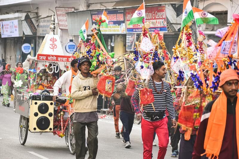 कांवड मेला शुरू आराध्य की आराधना करने के लिए निकल पड़े कांवडिये