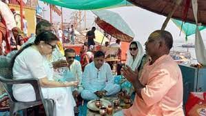 भारत रत्न लता मंगेशकर का अस्थिकलश लेकर बनारस पहुंचीं बहन