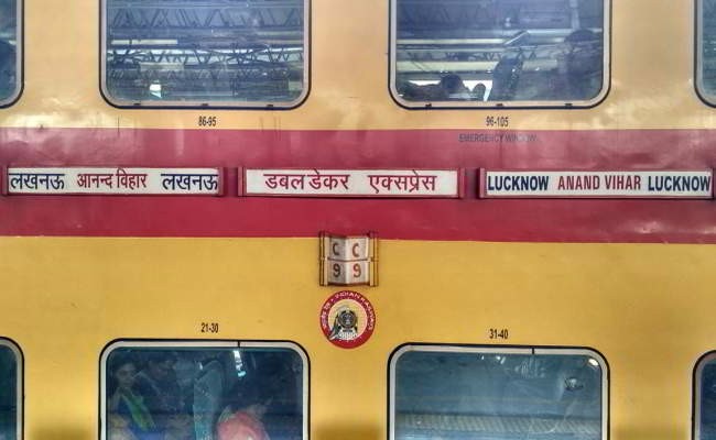 लखनऊ से आनन्दबिहार शुरू एसी डबल डेकर ट्रेन देखे समय व रूकने के स्टेशन