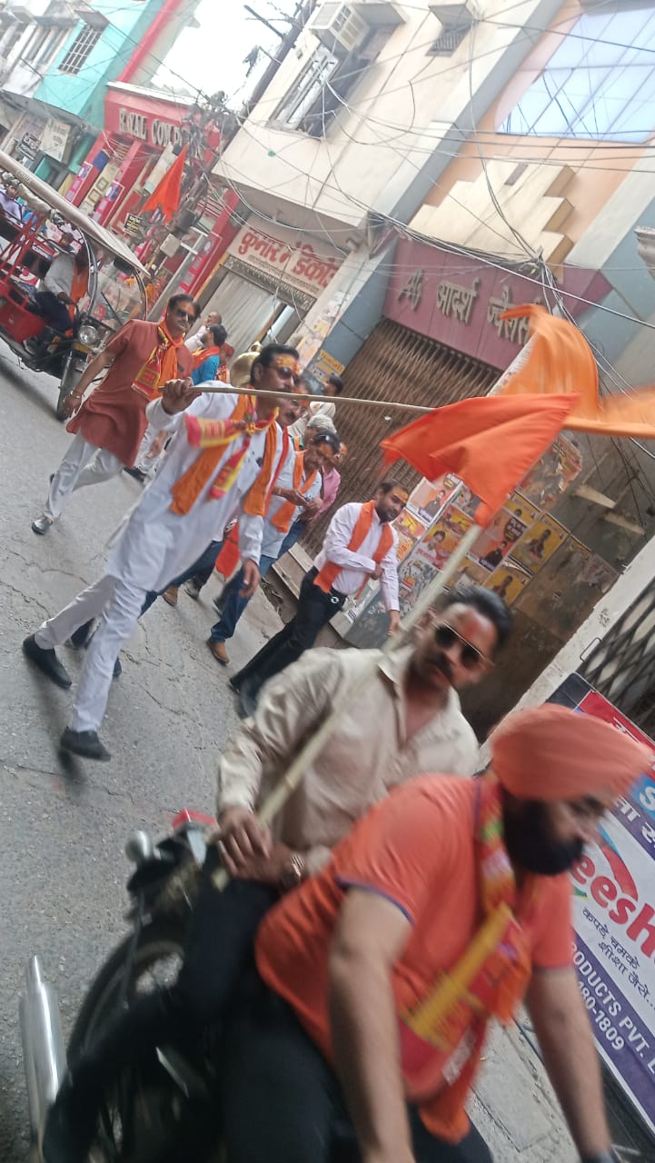 हिन्दू धर्म का शंखनाद करते हुए बैंड बाजे के साथ निकाली भव्य शोभा यात्रा