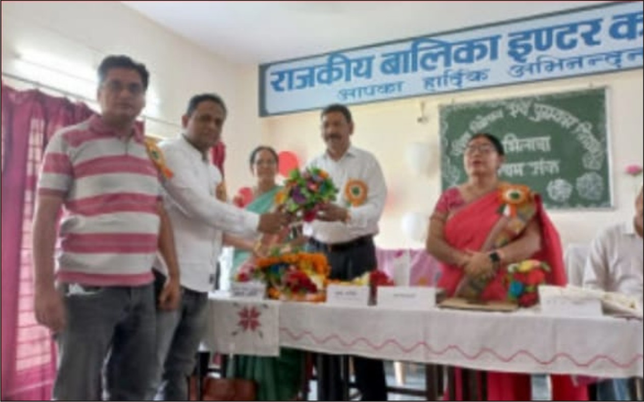 कन्या इण्टर कालेज में हुआ अभिलाषा पुस्तक का विमोचन