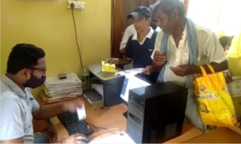 राशन कार्ड जमा करने के लिए कार्यालय पर लगी भीड़