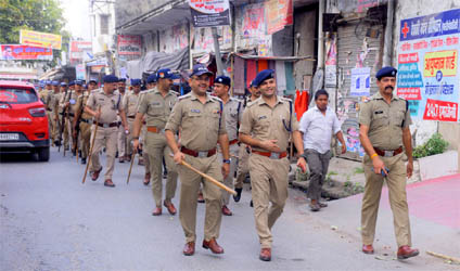 पुलिस फोर्स ने किया मौहल्लों व सम्पूर्ण बाजार मे फ्लैग मार्च