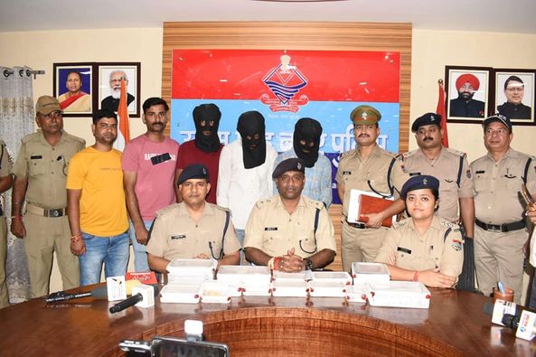 पुलिस द्वारा 04 घंटे में खुलासा कर 35 लाख के जेवर व 1,49,305 की नगदी बरामद