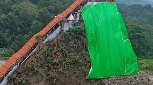 बरसात में गर्जिया मन्दिर टीले की सुरक्षा तिरपाल के सहारे