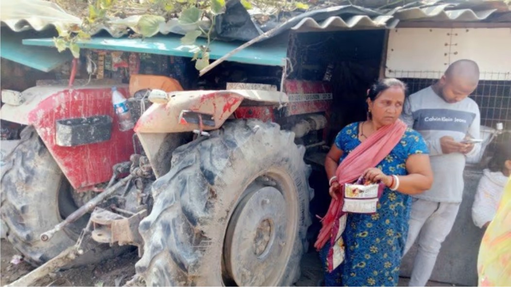 डंपर ने ट्रैक्टर को मारी टक्कर, ट्रैक्टर परचून की दुकान घुसा