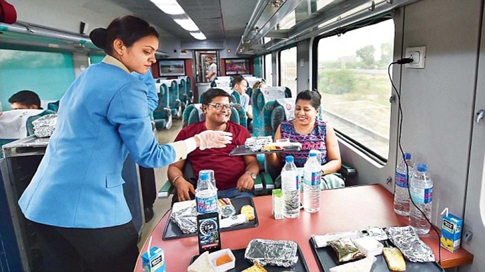 यात्रीगण कृपया ध्यान दें - अब ट्रेन में मिलेगा फ्री खाना