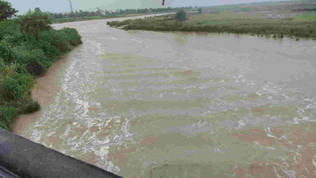 ढेला नदी जल स्तर बढ़ा, लोगों से की सुरक्षित स्थान पर जान को कहा