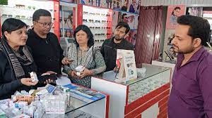 चश्में की दुकान पर बिक रही दवाईयां किया चालान