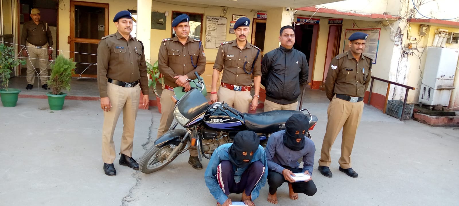 मोबाइल झपटामारी गिरोह के दो युवक रंगेहाथ गिरफ्तार