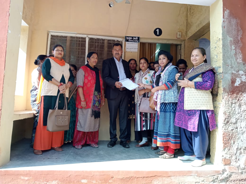 उत्तरांचल आगंनबाड़ी कर्मचारी संघ ने अपनी समस्यों को लेकर तहसीलदार को दिया मांगपत्र