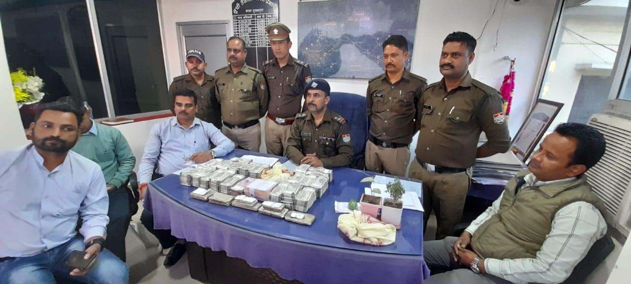 चेकिंग के दौरान गाड़ी से 63 लाख रुपए व 11 किलो चांदी बरामद