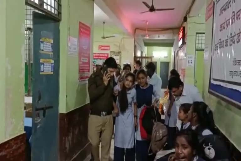 ब्रेकिंग न्यूज - स्कूल बस और ट्रक की जोरदार टक्कर दो की मौत व 40 बच्चे घायल