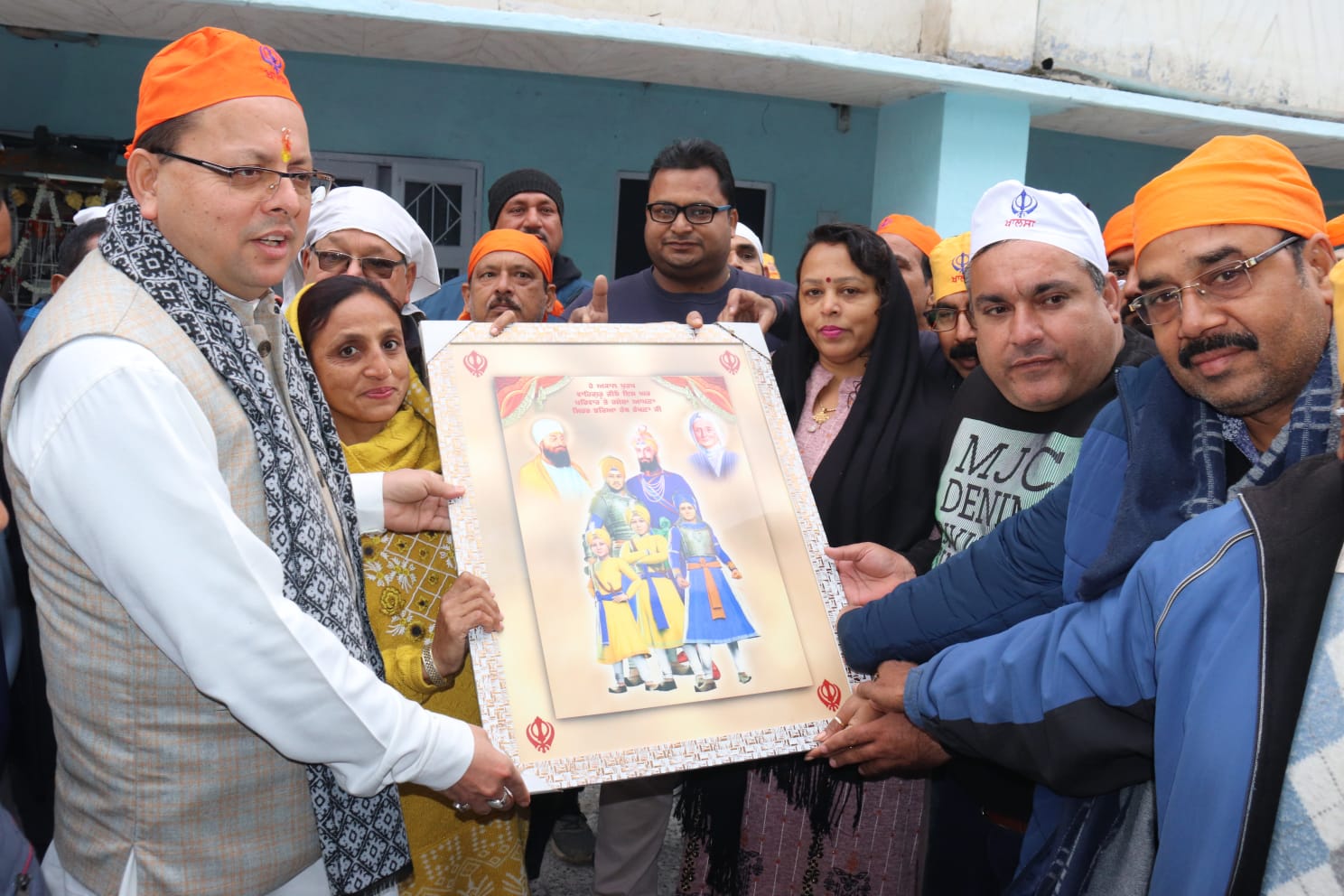 मुख्यमंत्री ने गुरुद्वारा श्री नानकमत्ता साहिब में मत्था टेका