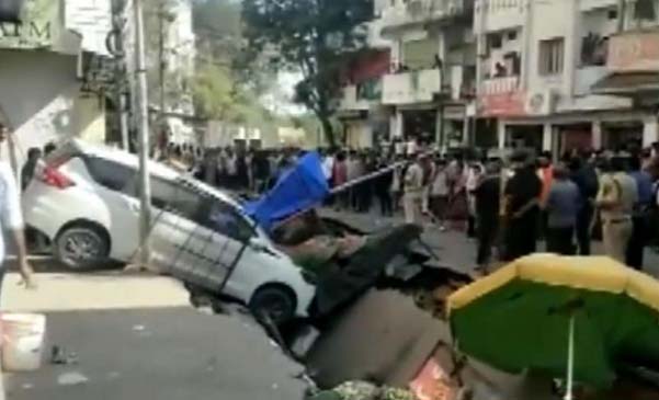 अचानक धंसी सड़क, गड्ढे में समा गया पूरा बाजार