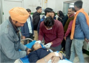 वाहन चलाते हुए कैंटर के चपेट में आये तीन नाबालिग छात्र अस्पताल में भर्ती