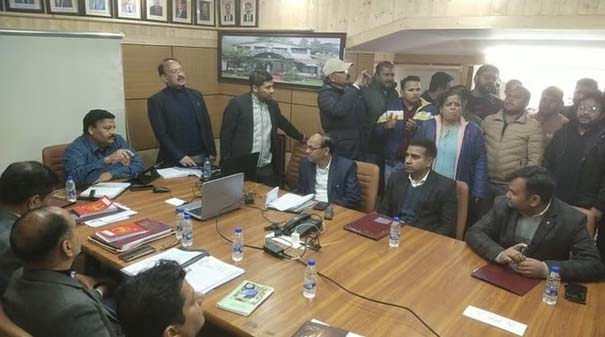 बड़ी खबर - नैनीताल बैंक बेचने की तैयारी? बैंक कर्मचारियों ने किया धरना प्रदर्शन