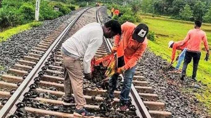 रेलवे ट्रैक पर रील बना रहे एक युवती सहित दो युवकों की ट्रेन की चपेट में आकर दर्दनाक मौत