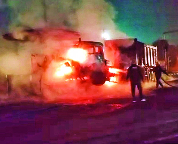 रेता से भरा ट्रक चौराहे पर टकराया लगी आग