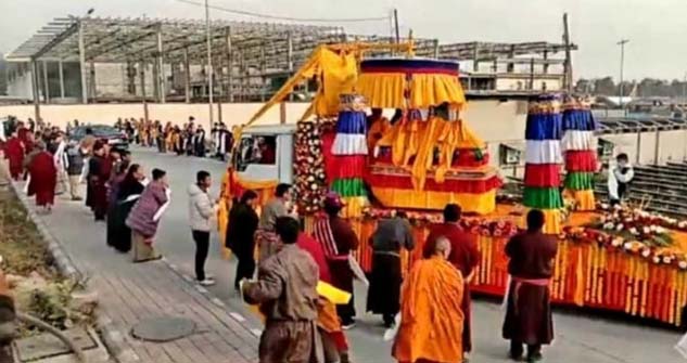 बौद्ध धर्म गुरु लूडिंग खेनबो लामा का पार्थिव शरीर विशेष विमान से देहरादून लाया गया