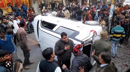 दिल्ली जैसा कांड, हरदोई में कार के बुल गार्ड में फंसा छात्र
