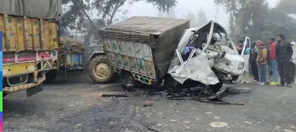पिकअप वाहन और गन्ना लदी ट्रैक्टर-ट्राली में भीषण भिड़ंत