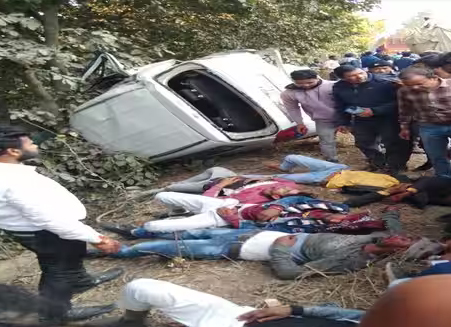 विद्युत पोल से टकराकर कार खाई में पलटी, आठ लोग गंभीर रूप से घायल