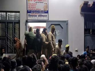 डॉक्टर को सरेआम गोली मारकर युवक मौके से फरार