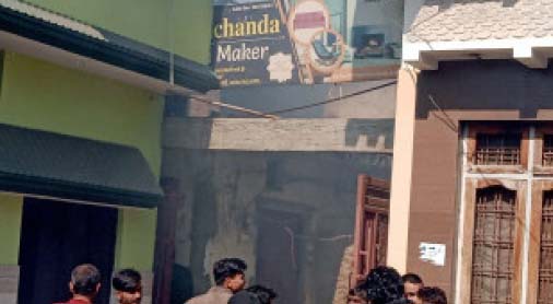 सोफे के गोदाम में अचानक लगी आग
