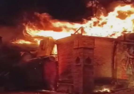 नैनीताल न्यूज - बड़ा बाजार क्षेत्र की दुकानों में लगी आग मचा हडकम्प