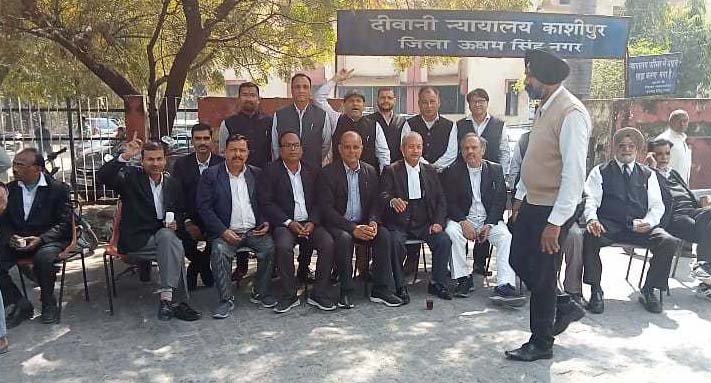 अधिवक्ताओं का 14वें दिन भी कार्य बहिष्कार