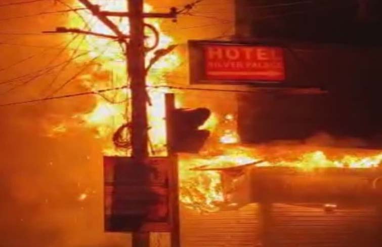 देर रात नगर के बीचोबीच दुकान में लगी आग मचा हड़कम्प